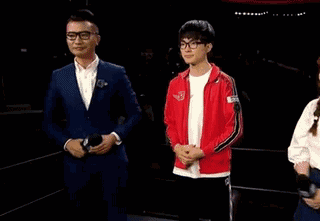 继Faker握手被套路后 小虎反向握手套路