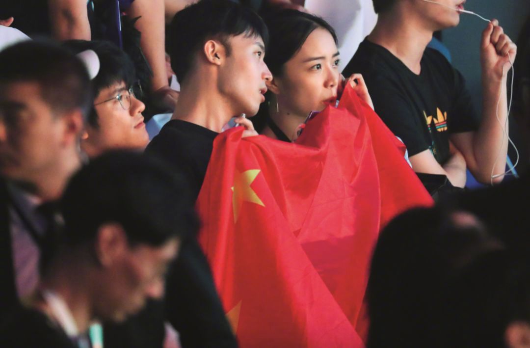 8月29日，雅加达亚运会电竞项目英雄联盟（LOL）决赛现场的中国观众（@视觉中国图）