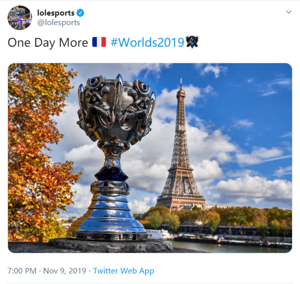 S9决赛倒计时1天 奖杯与巴黎铁塔合影