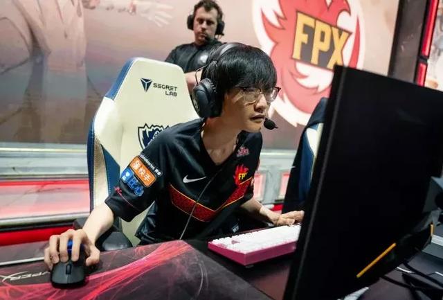 Reddit网友热议FPX夺冠：中国打野是不是一到世界赛就疯了？