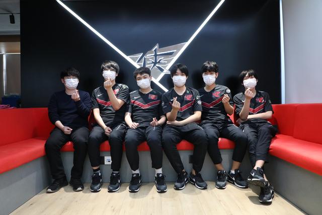 RW赛后群访 ZWuJi：赛娜潘森下路挺恶心的