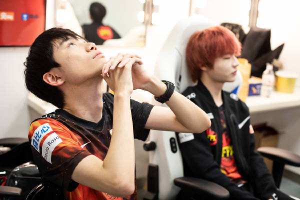 FPX与EDG榜首之争愈演愈烈！小虎看到Doinb表现直呼“受不了”