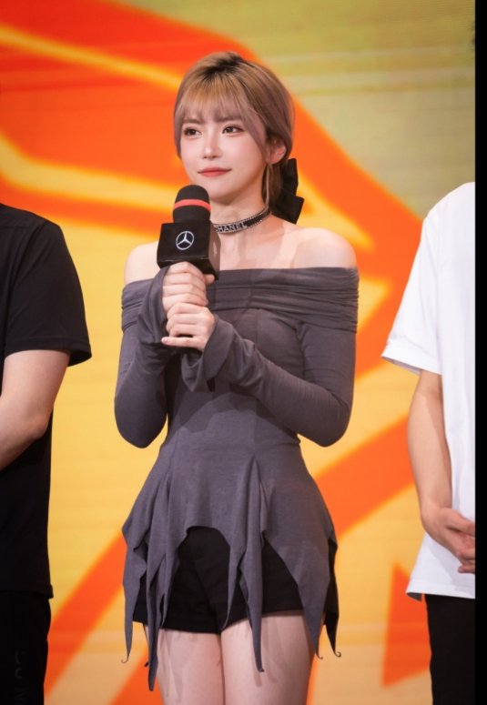 周姐线下表演赛着抹胸短裙 香奈儿颈环惹人注目