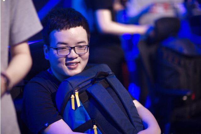 EDG奥迪韩服苦练亚索，却被网友调侃：想跑的跟风一样快？