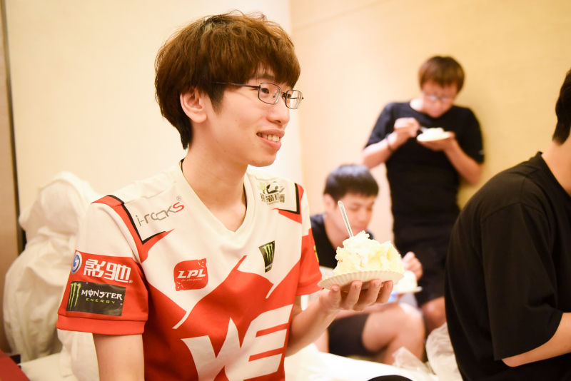 WE动态：祝LOL分部队长957生日快乐！