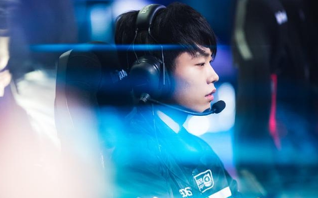 变得憔悴许多！koro1现身山泥若直播间