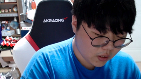 SKT止步S9四强 Wolf直播关摄像头哭泣