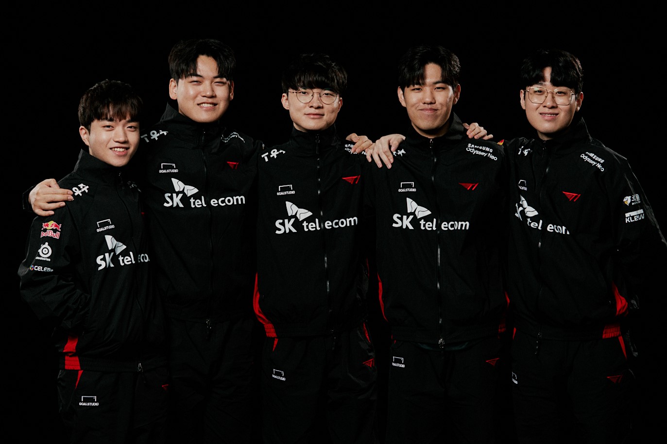 T1新赛季维持冠军原班阵容：Zeus、Oner、Faker、Gumayusi、Keria