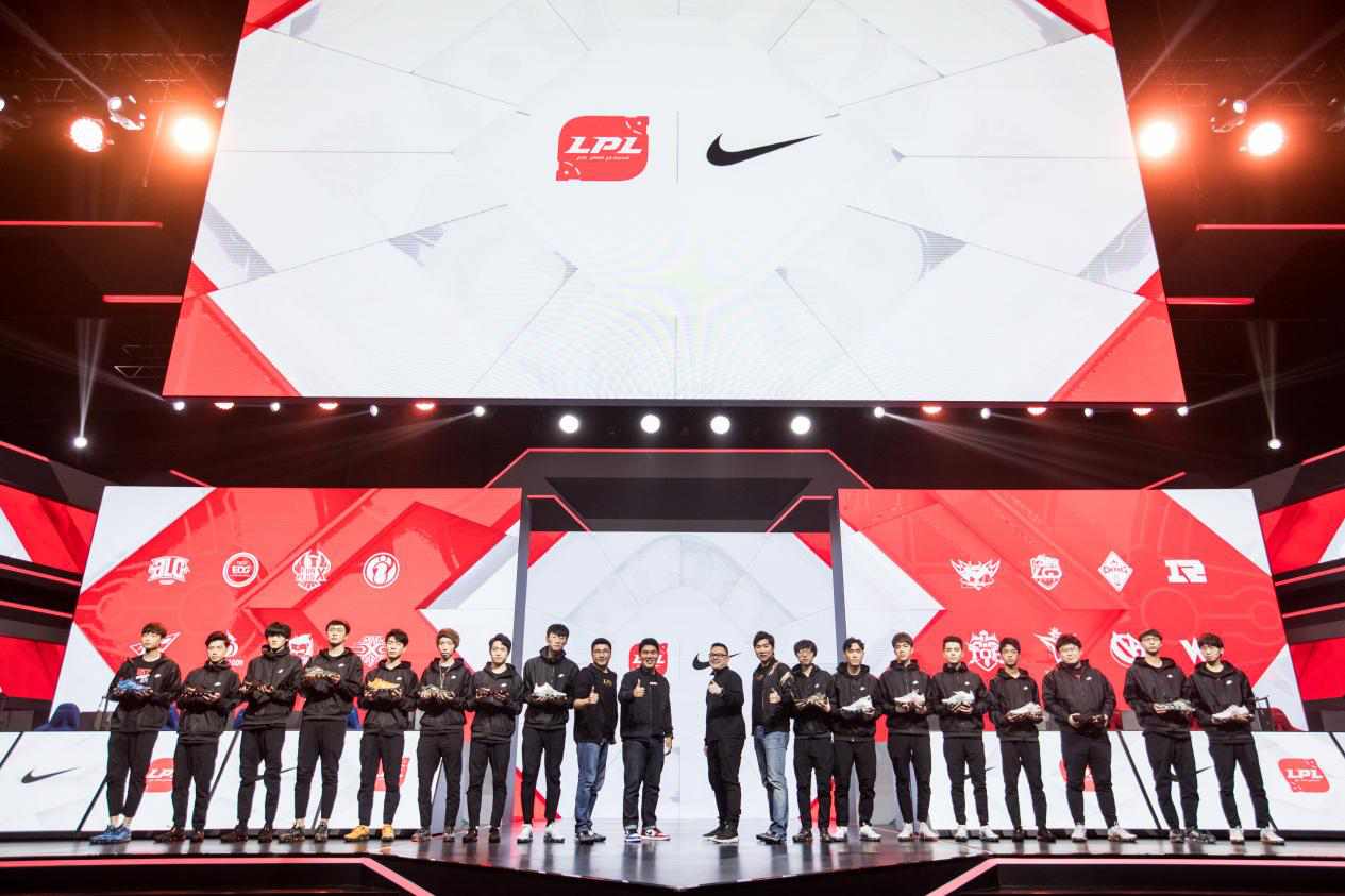 NIKE和LPL合作，国外网友羡慕了