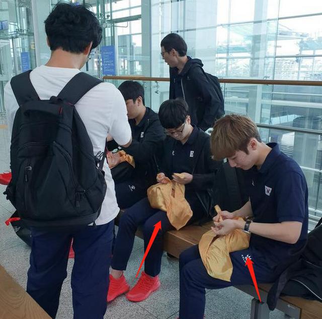 亚运会韩国团队机场出发照！一排小红鞋太瞩目了！