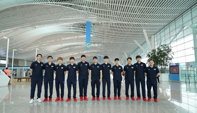 亚运会韩国团队机场出发照！一排小红鞋太瞩目了！