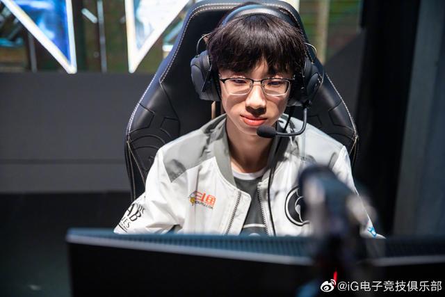 S9八强赛后宝蓝苦练泰坦，可战绩却引发热议，网友：好好加油吧