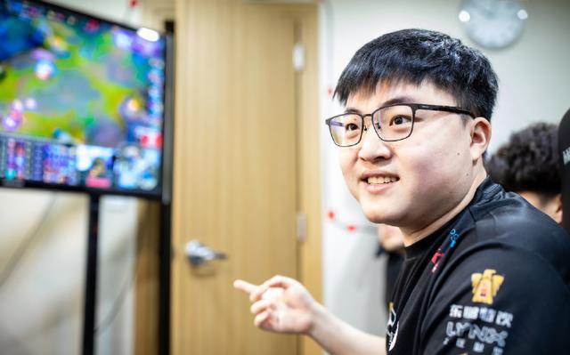 Uzi与韦神私下聚会吃外卖,随后发烧至39度,网友:这也太惨了吧