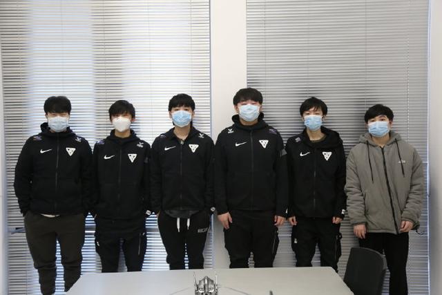 OMG赛后群访Smlz:给cold打8分,反正赢了就好了