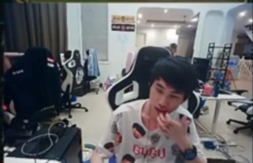 Doinb:春季赛结束很多教练都被开除 现在教练都要试训的